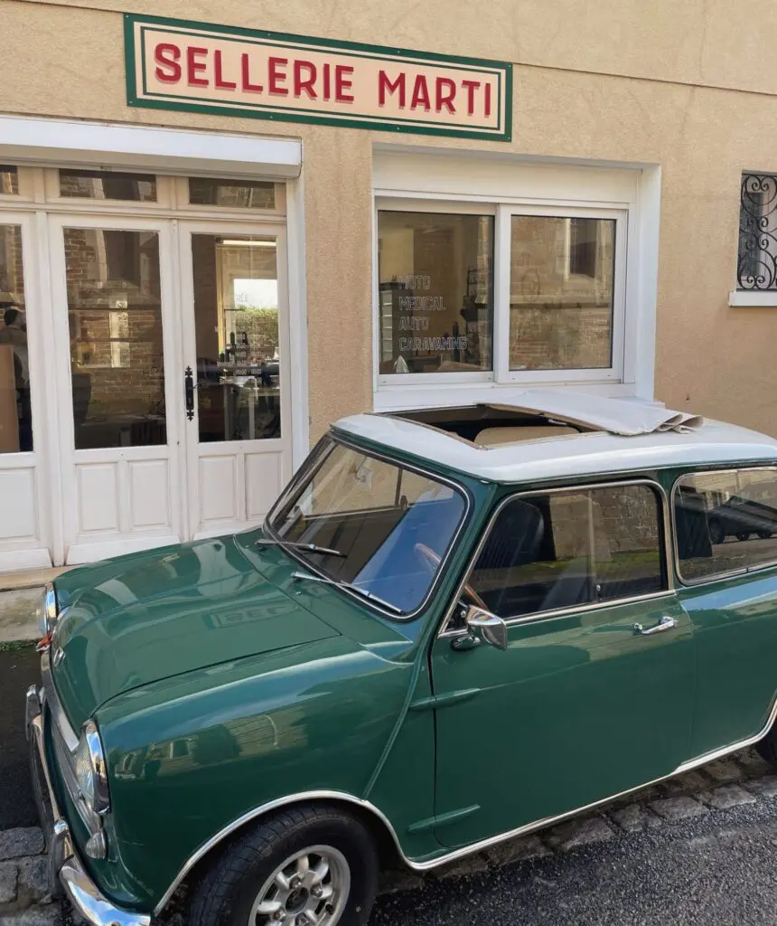 Restauration d'une capote d'une Mini Cooper par la Sellerie Marti