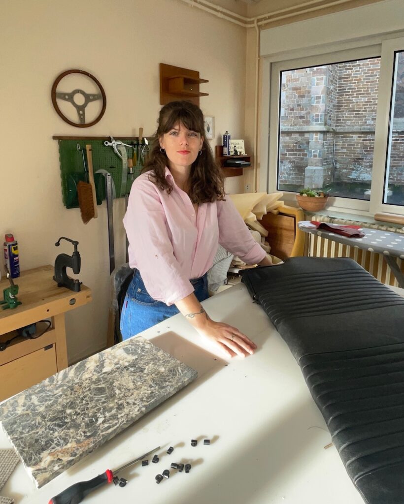 Louise Marti dans l'atelier Sellerie Marti à Beauchamps